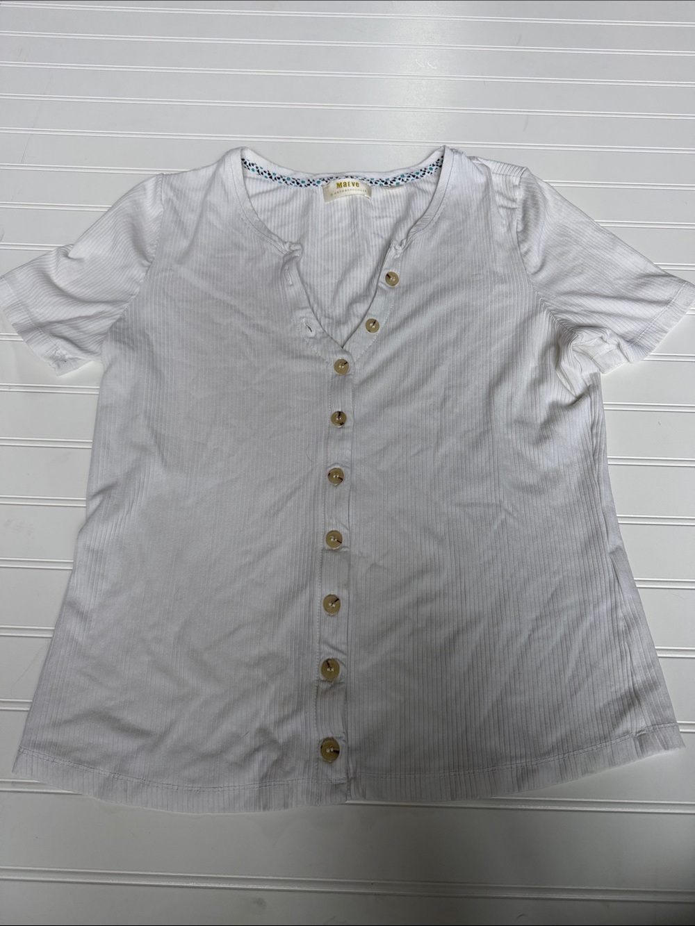 (347)Maeve Anthro White Short-Sleeve Button-Down Top with Gold Buttons
